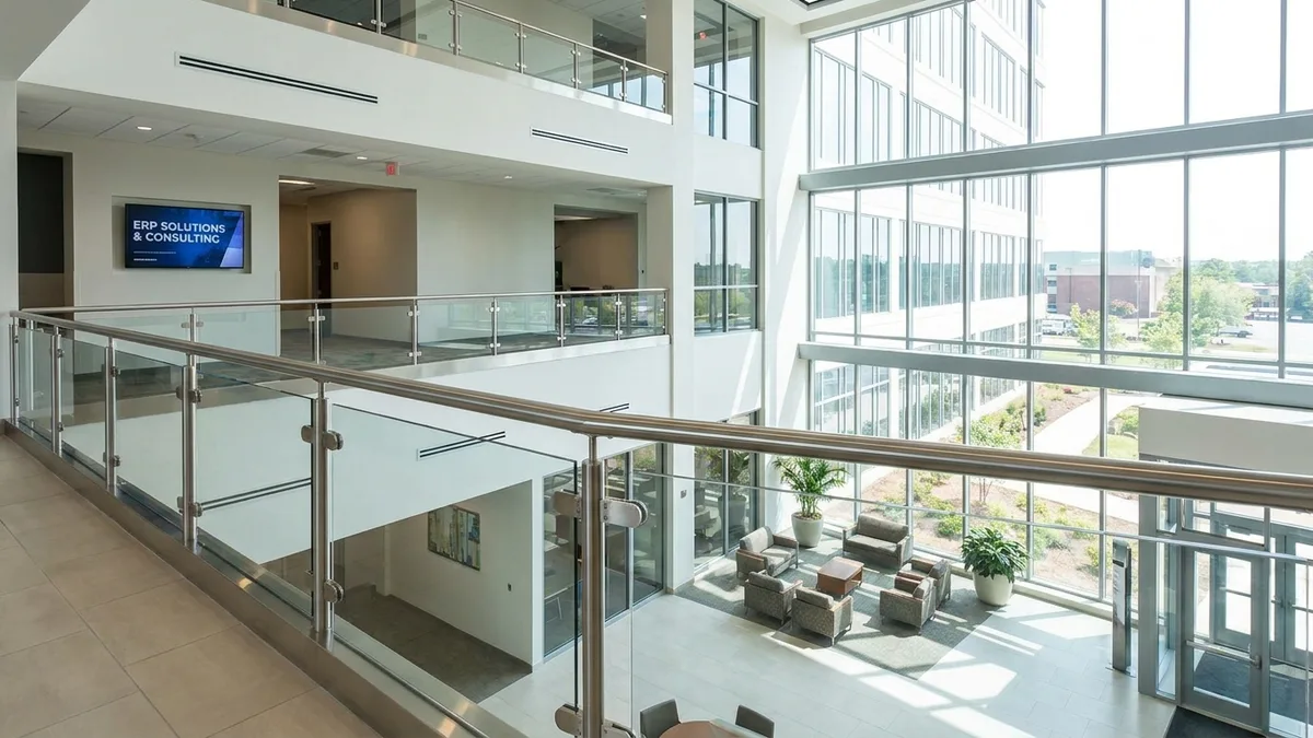 Garde-corps verre et inox dans hall commercial