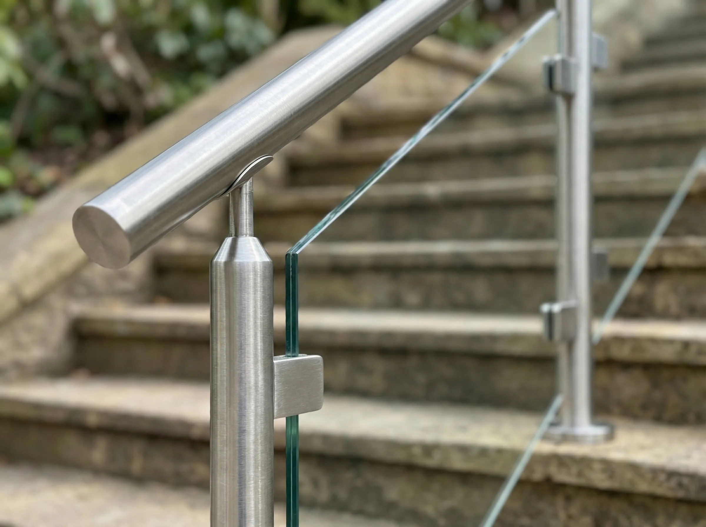 Garde-corps verre inox le long escalier exterieur