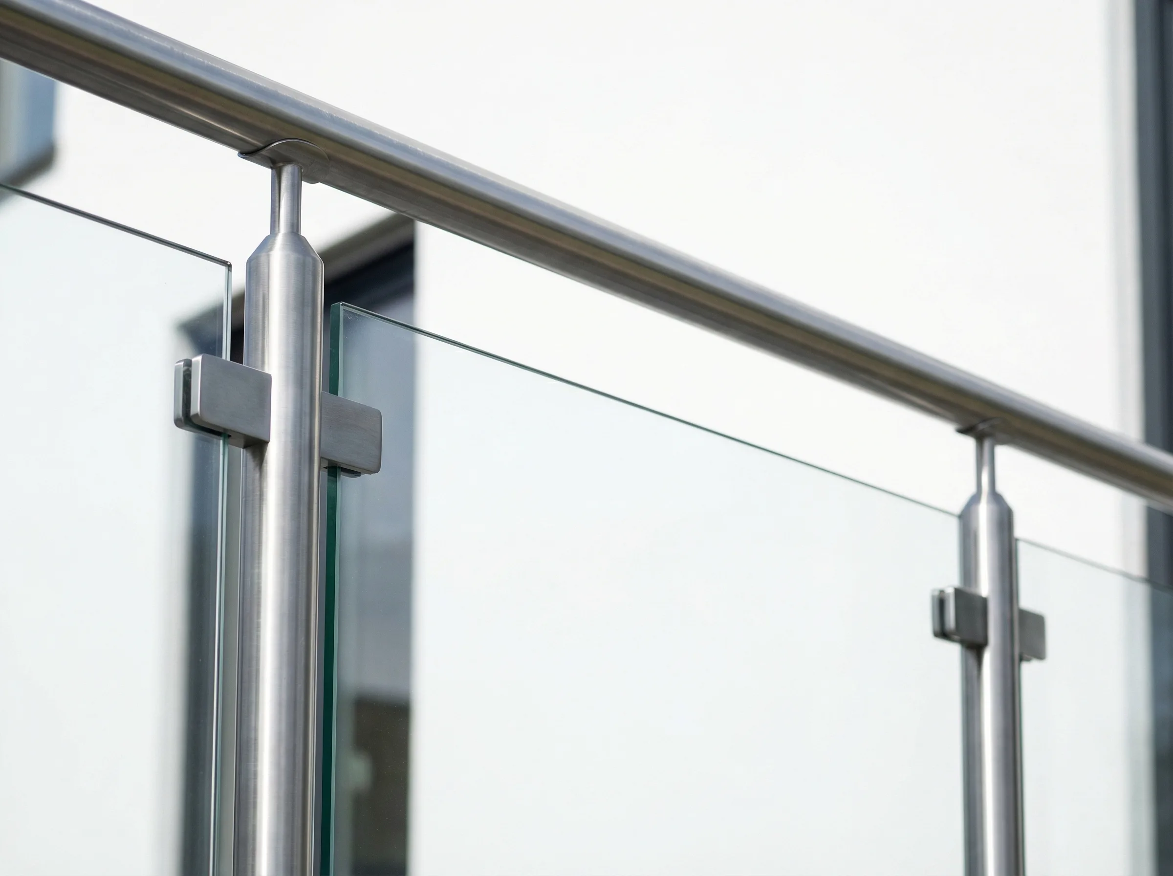 Garde-corps verre inox sur facade immeuble moderne