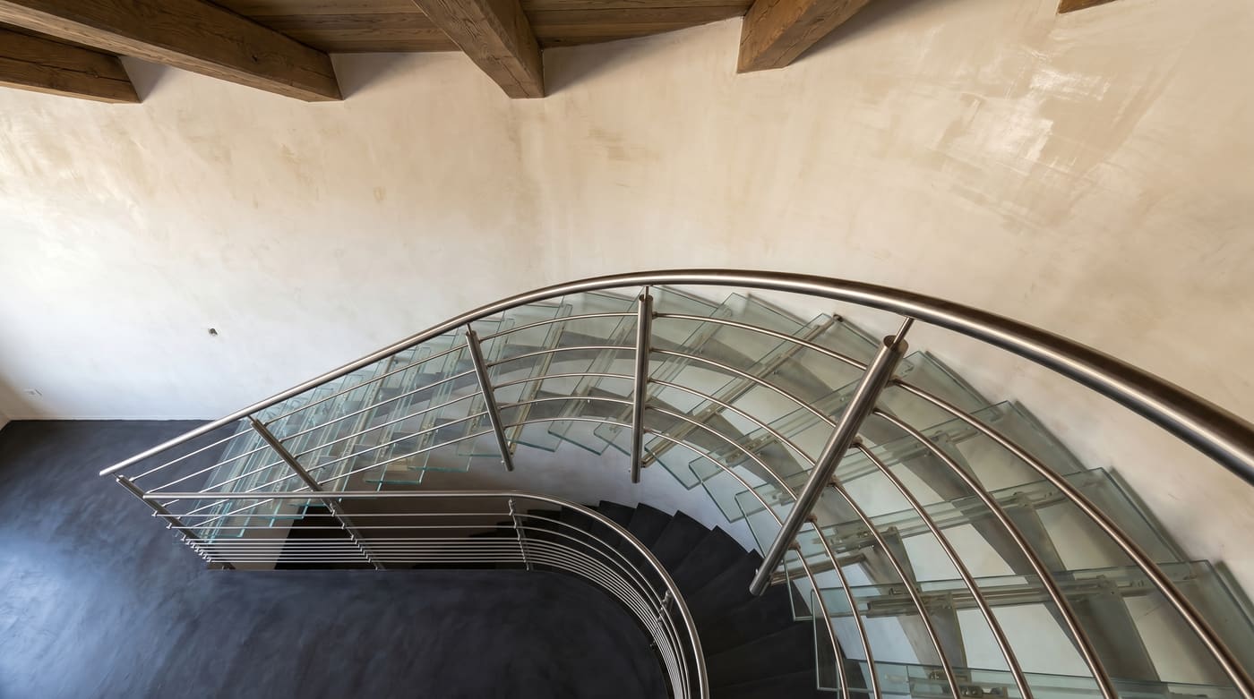 Escalier hélicoïdal en verre avec main courante inox