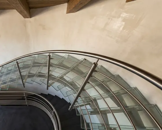 Escalier hélicoïdal en verre avec main courante inox