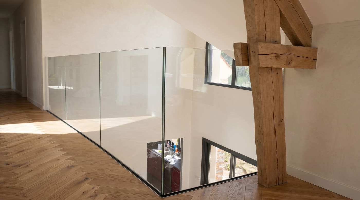 Mezzanine intérieure avec garde-corps verre et poutre bois