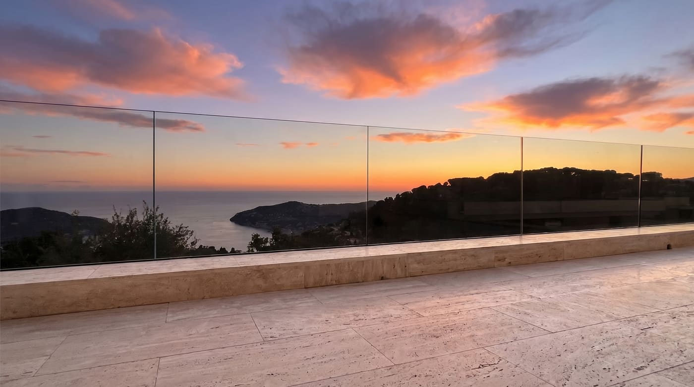 Profils garde-corps verre vue mer coucher de soleil