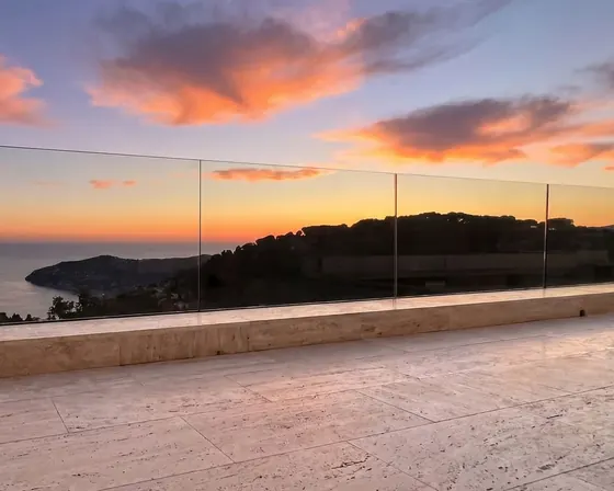 Profils garde-corps verre vue mer coucher de soleil
