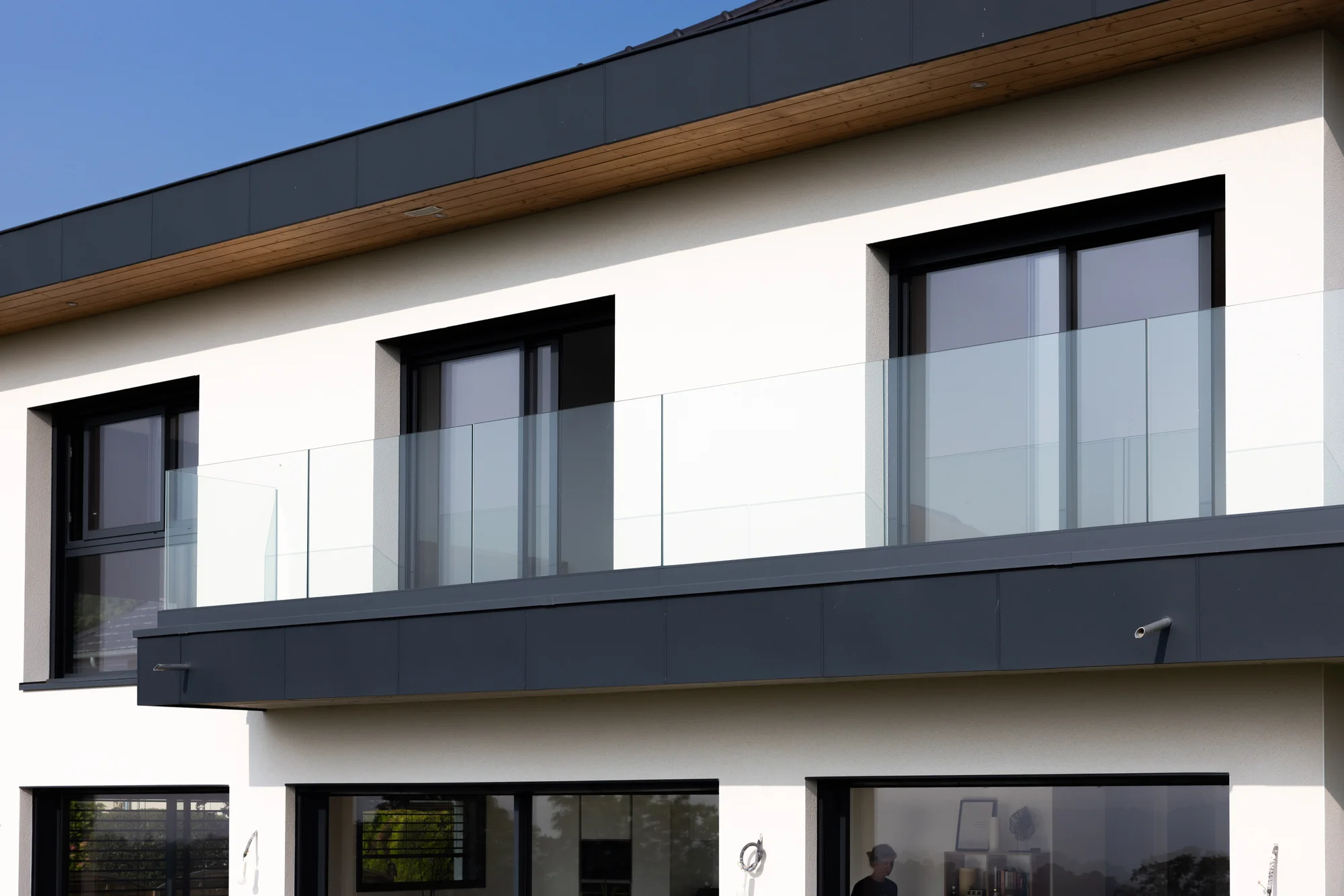 Garde-corps inox avec sous-lisses horizontales sur balcon contemporain