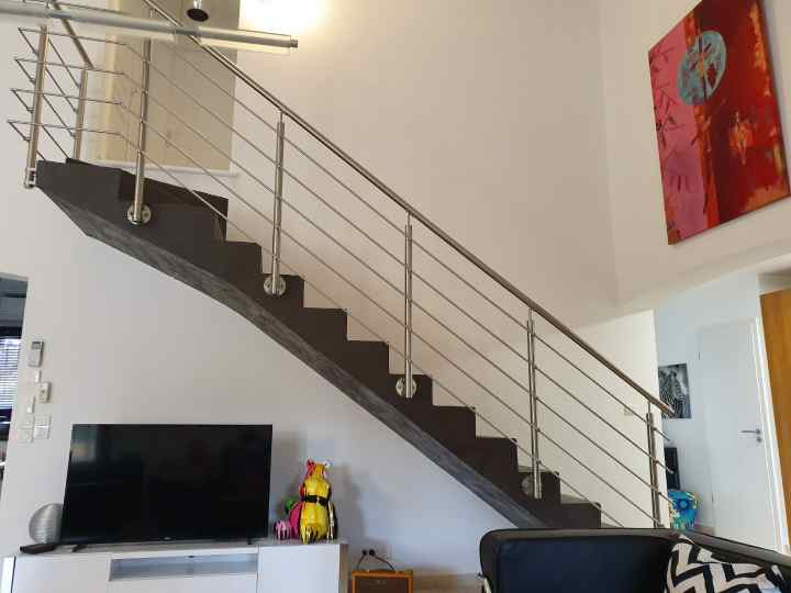 Main courante inox fixée au mur sur escalier intérieur - Erminox