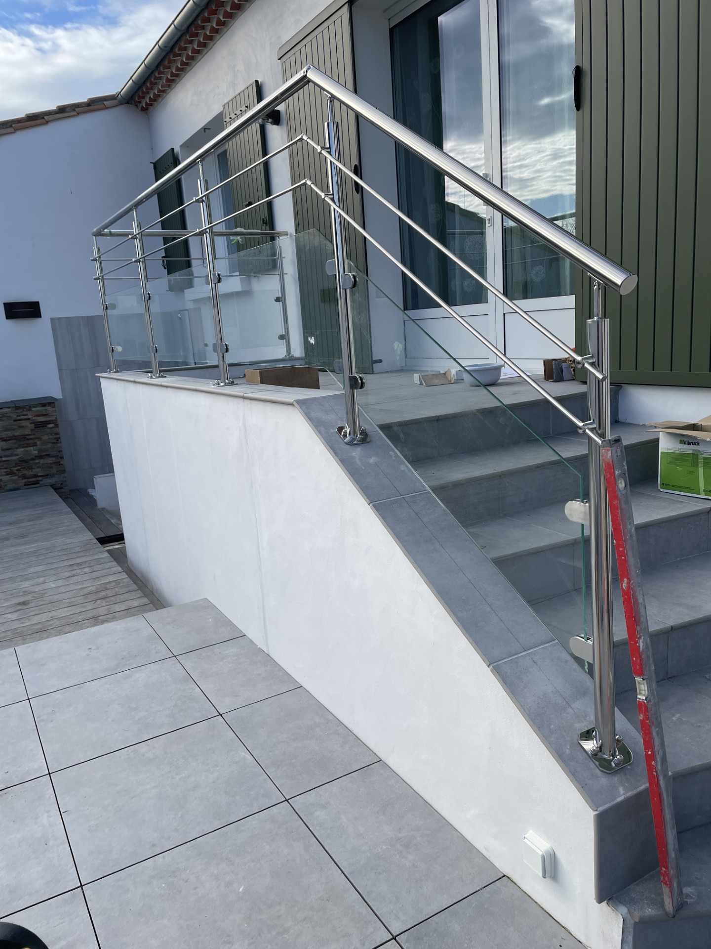 Escalier avec garde-corps inox et espacement barreaux conforme - Erminox