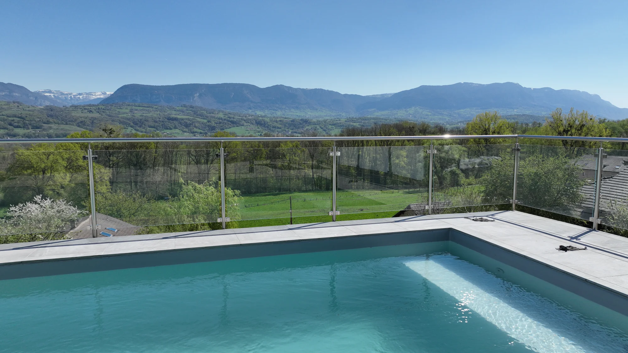 Garde-corps inox 316L autour d'une piscine - entretien renforcé contre le chlore