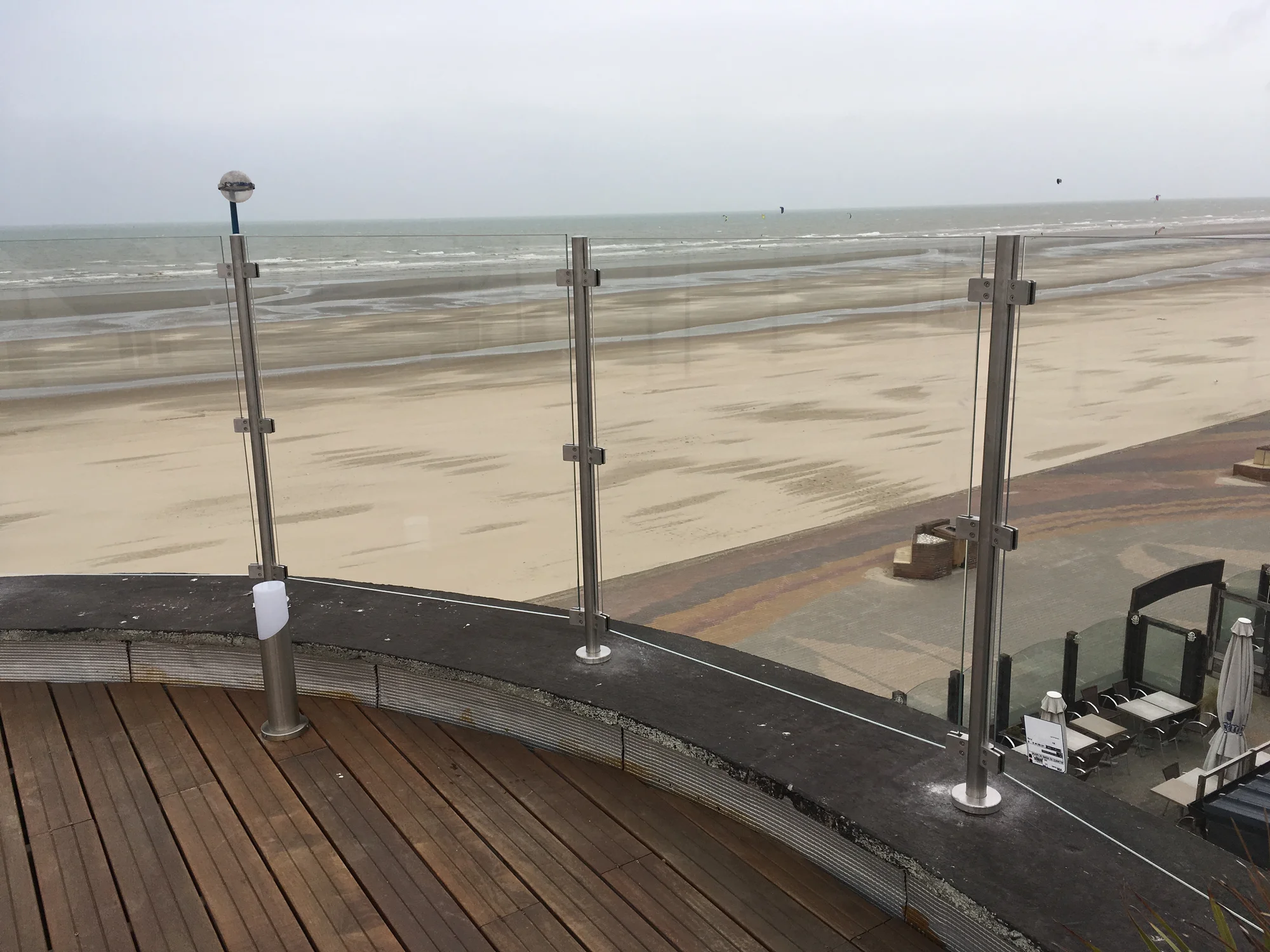 Pose à l'anglaise d'un garde-corps inox sur dalle de terrasse