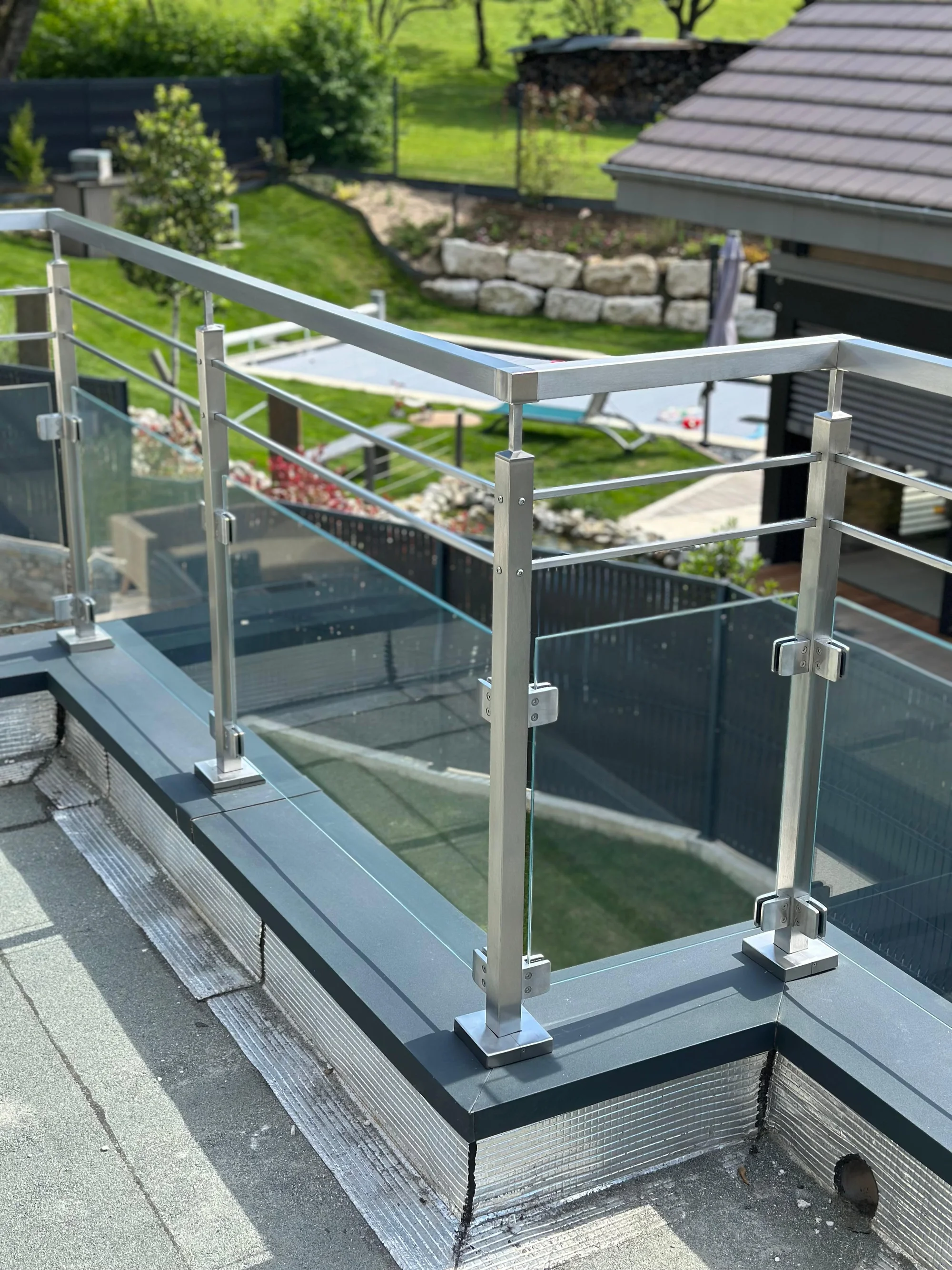 Garde-corps inox terrasse propre après entretien régulier à l'eau savonneuse