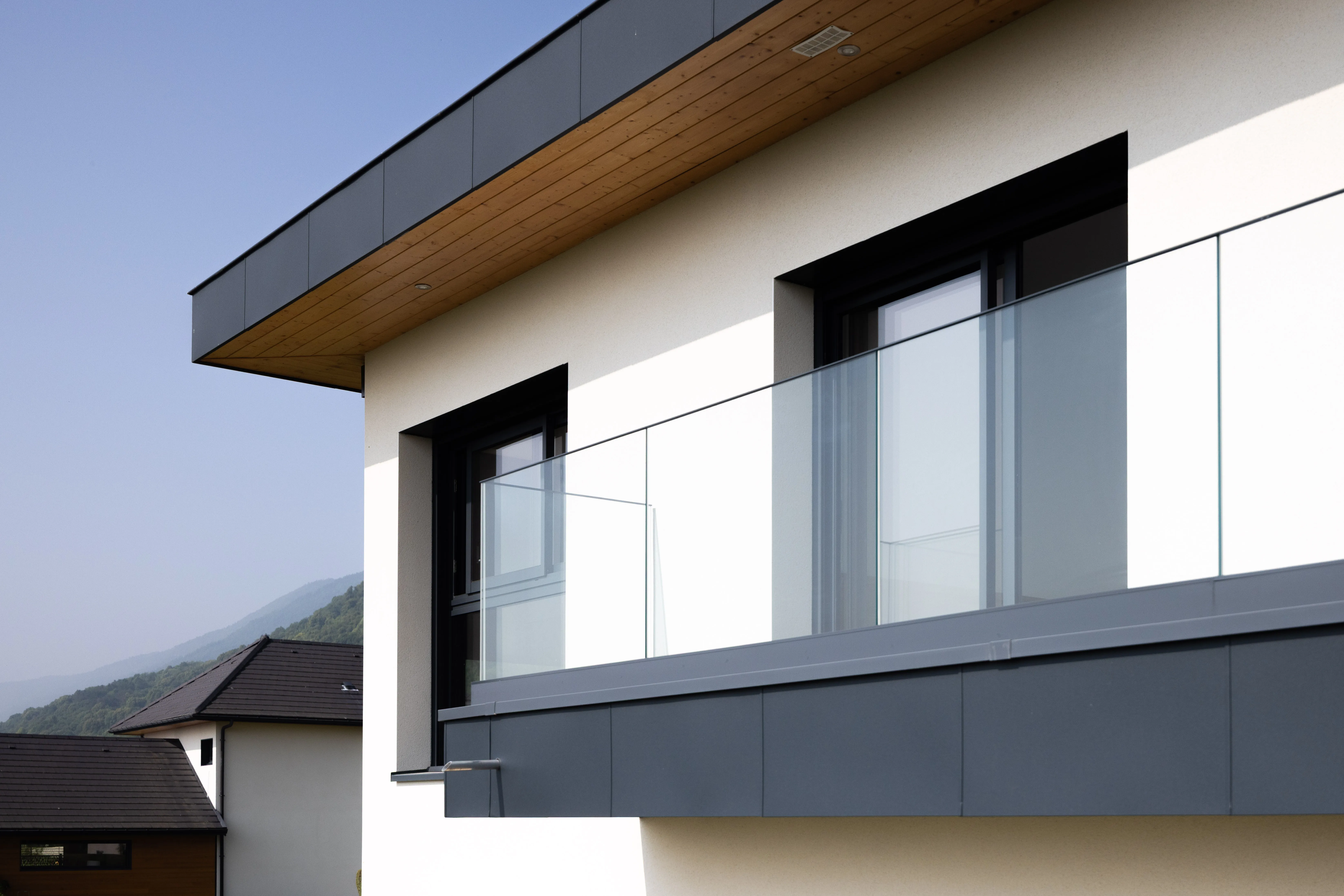 Balcon moderne avec garde-corps verre sans poteau