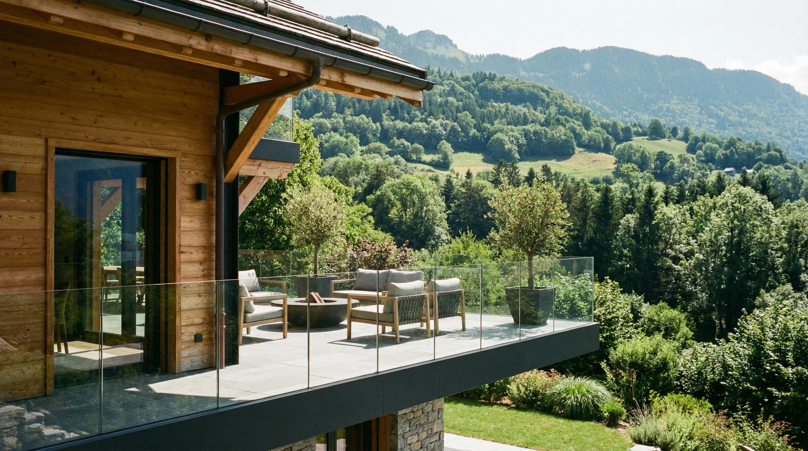 Chalet savoyard avec garde-corps verre et vue sur les montagnes