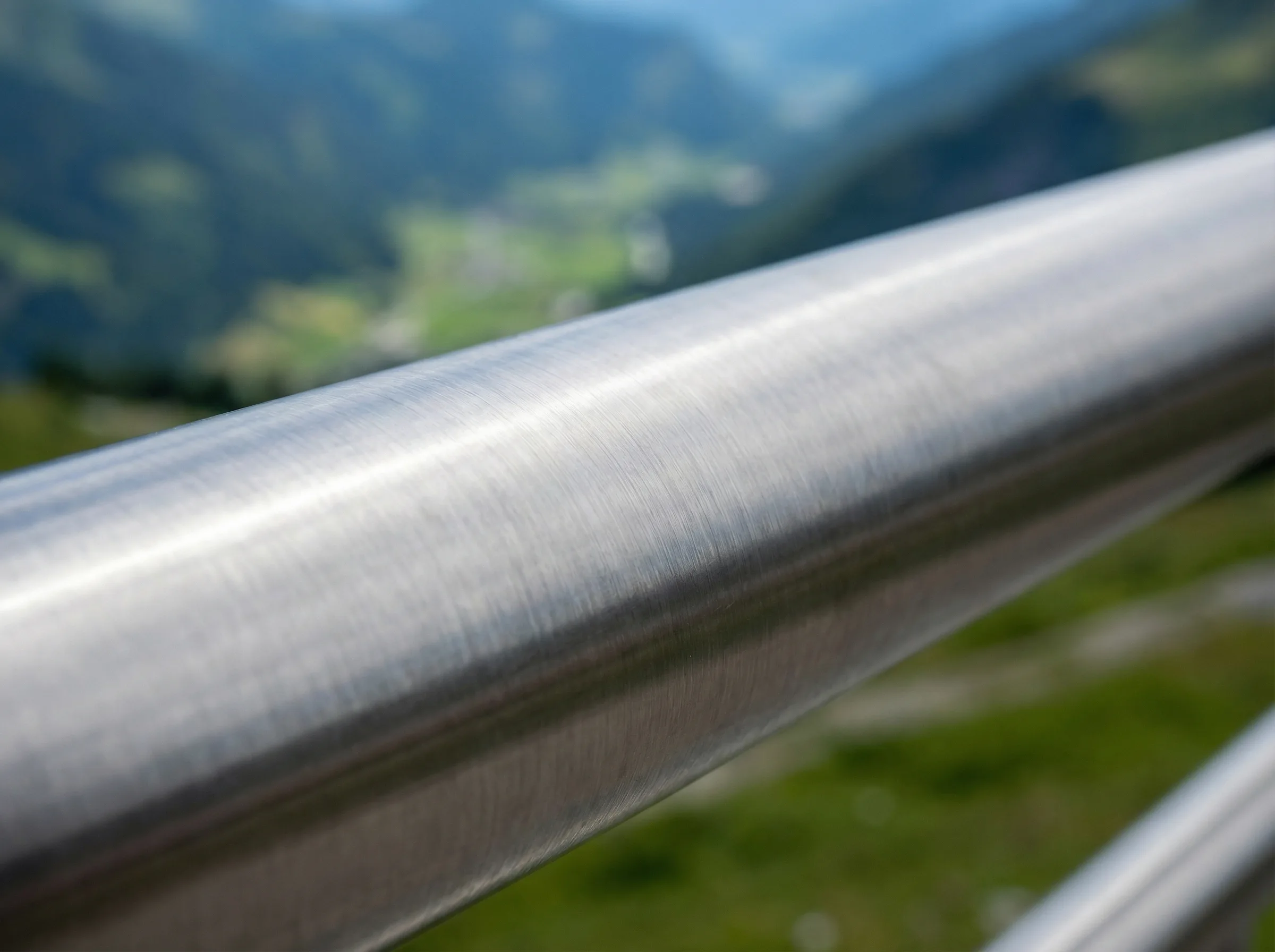 Gros plan finition inox brosse satine sur main courante ronde