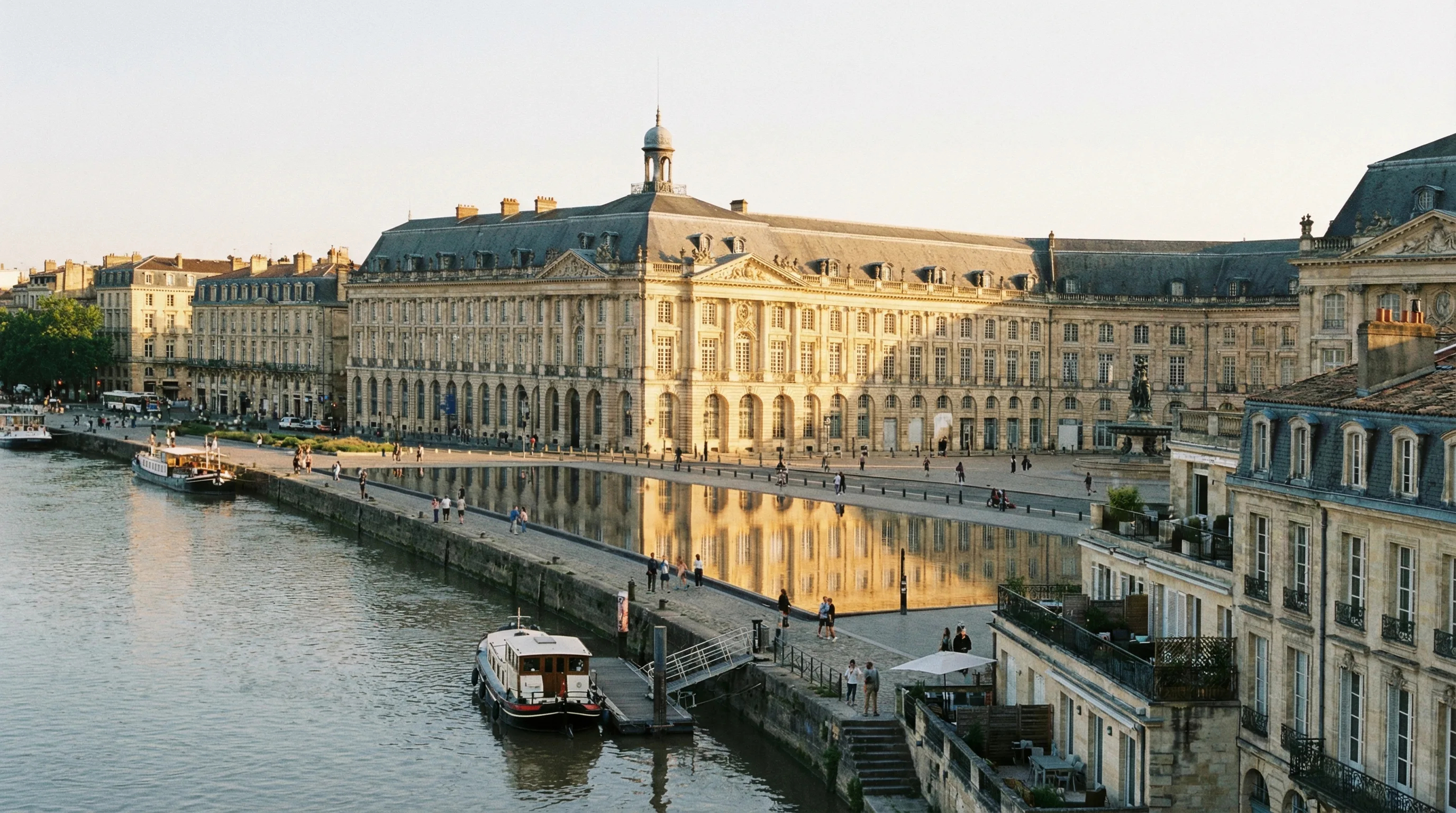 Facades en pierre calcaire blonde du centre historique de Bordeaux