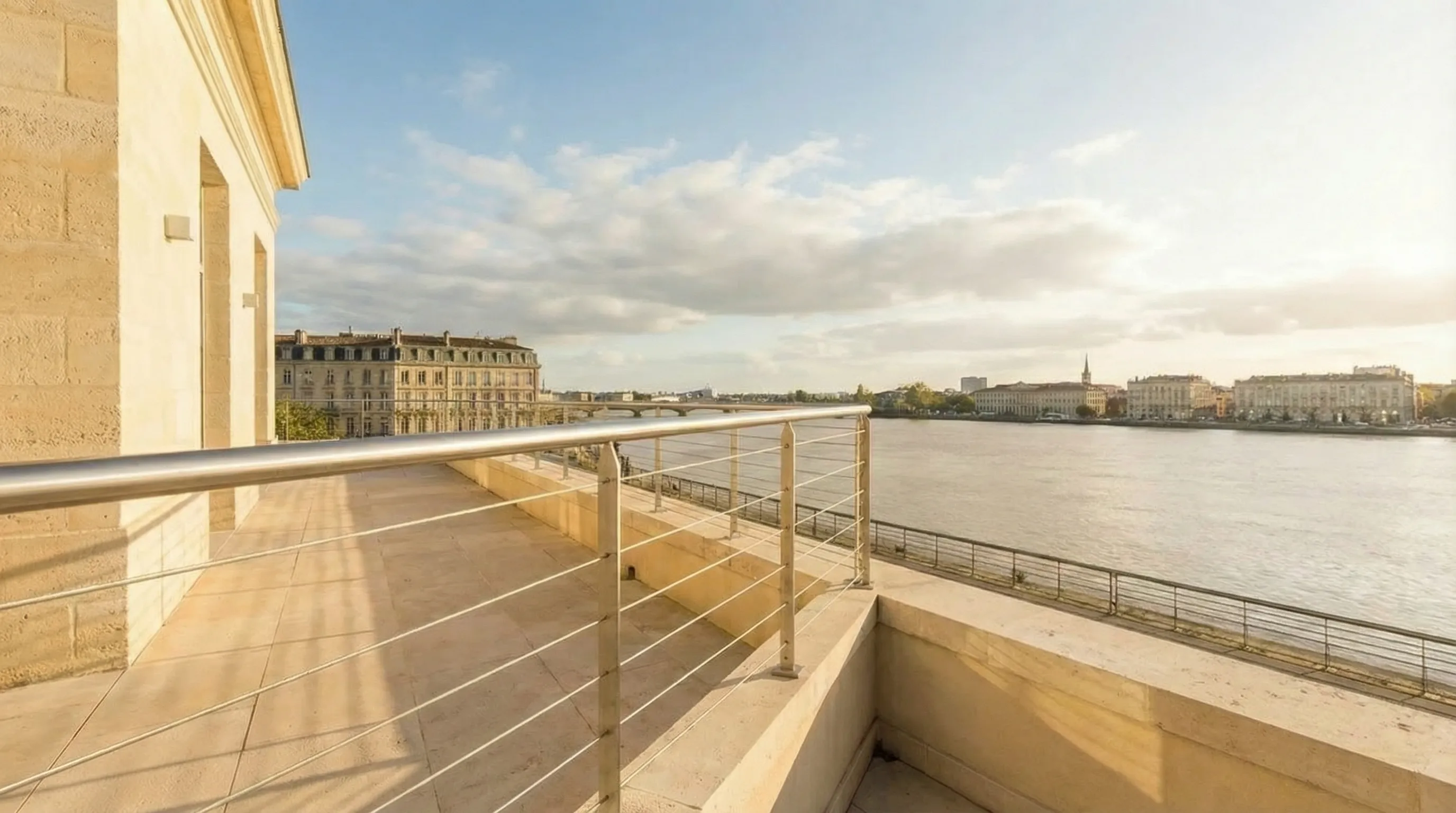 Garde-corps inox sur facade en pierre blonde bordelaise