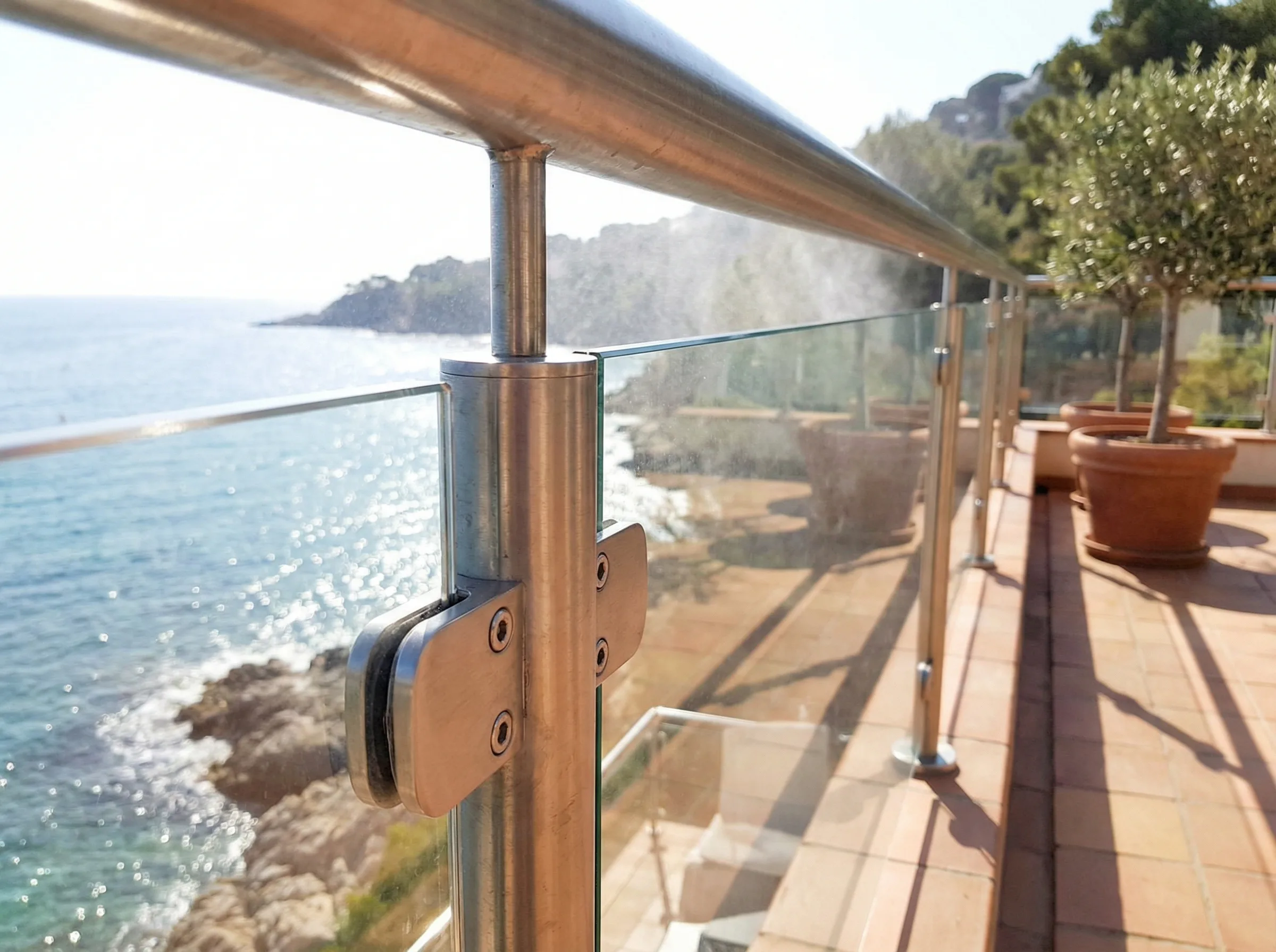 Garde-corps verre 316L sur terrasse mediterraneenne face a la mer