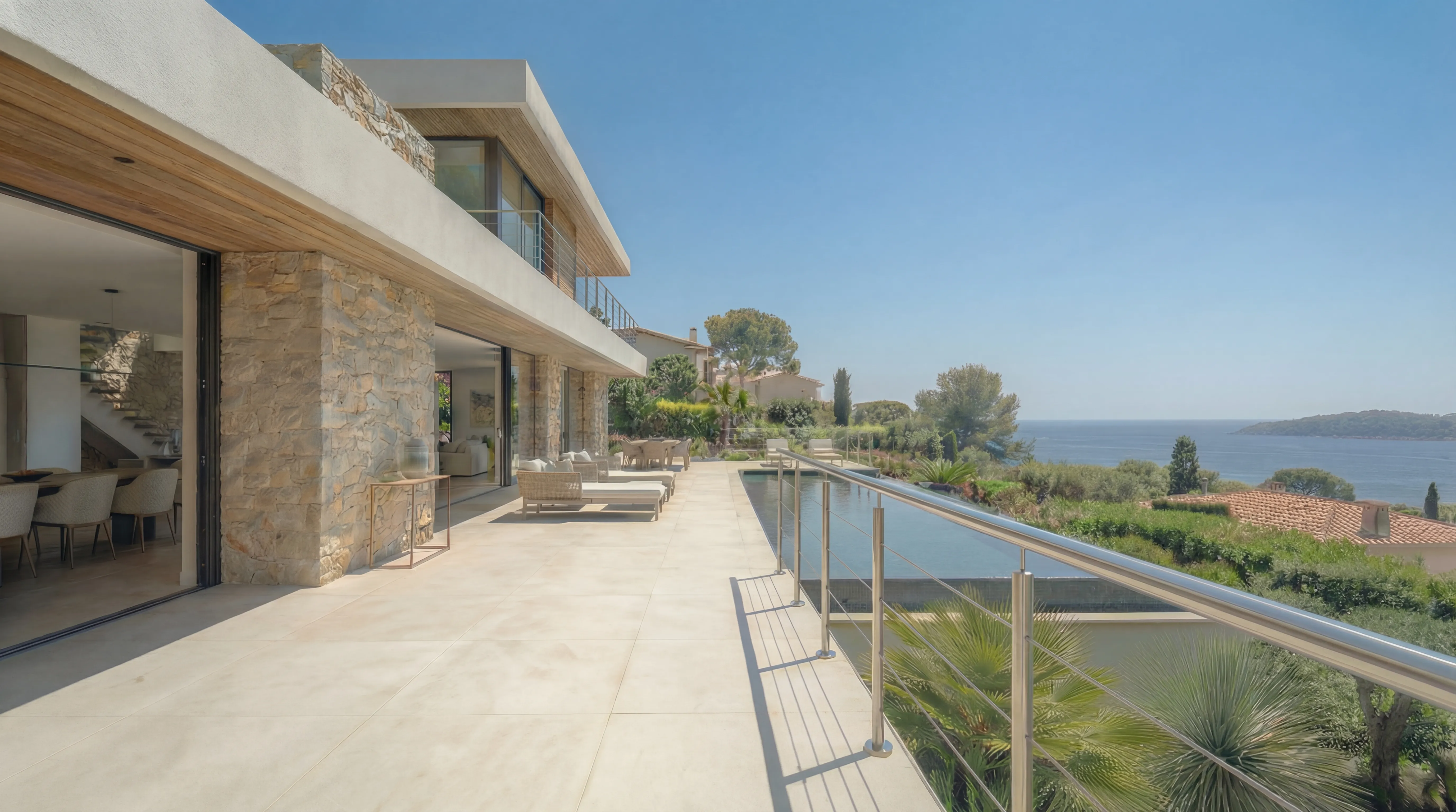 Villa de standing avec garde-corps verre et vue mer Cote d'Azur
