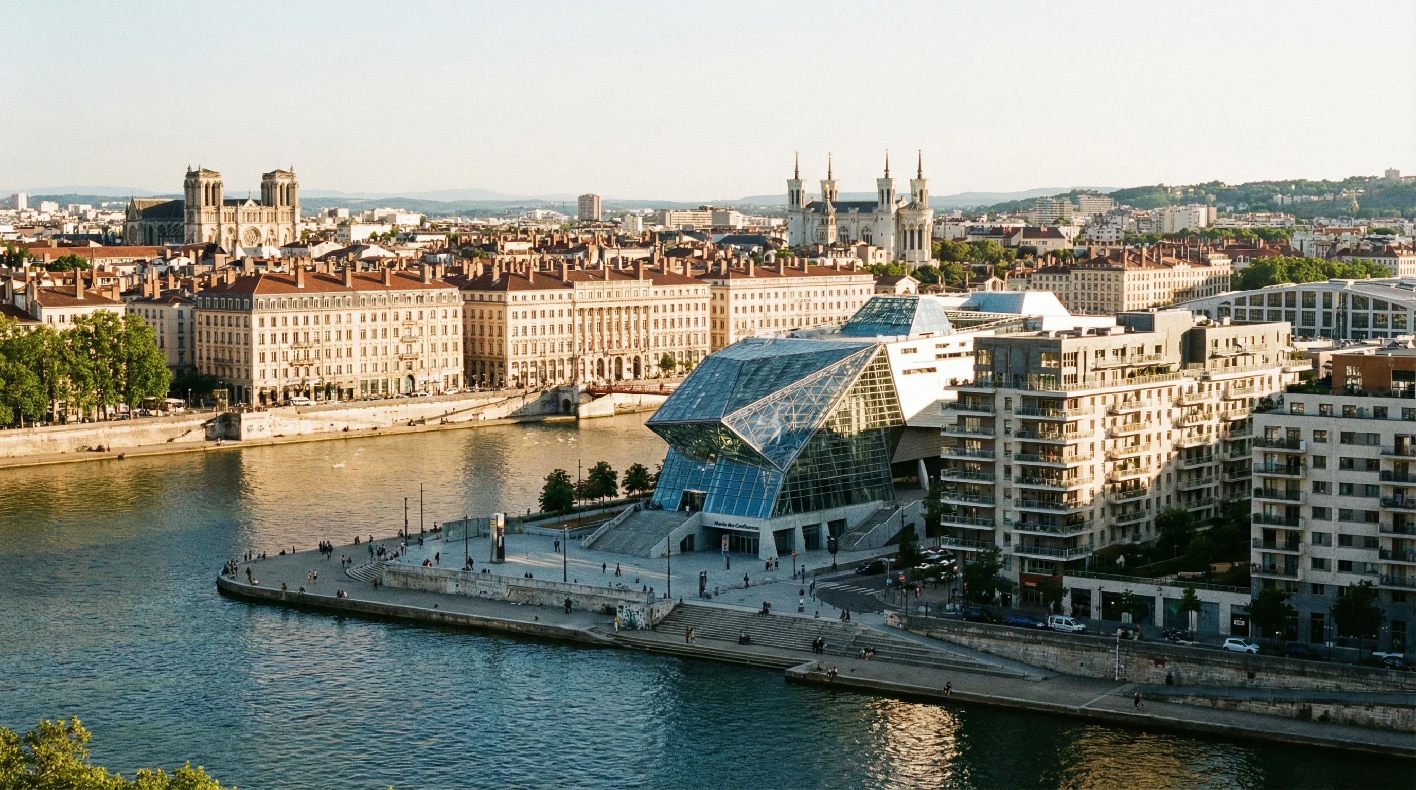 Lyon Confluence et Presquile avec Rhone et architecture moderne