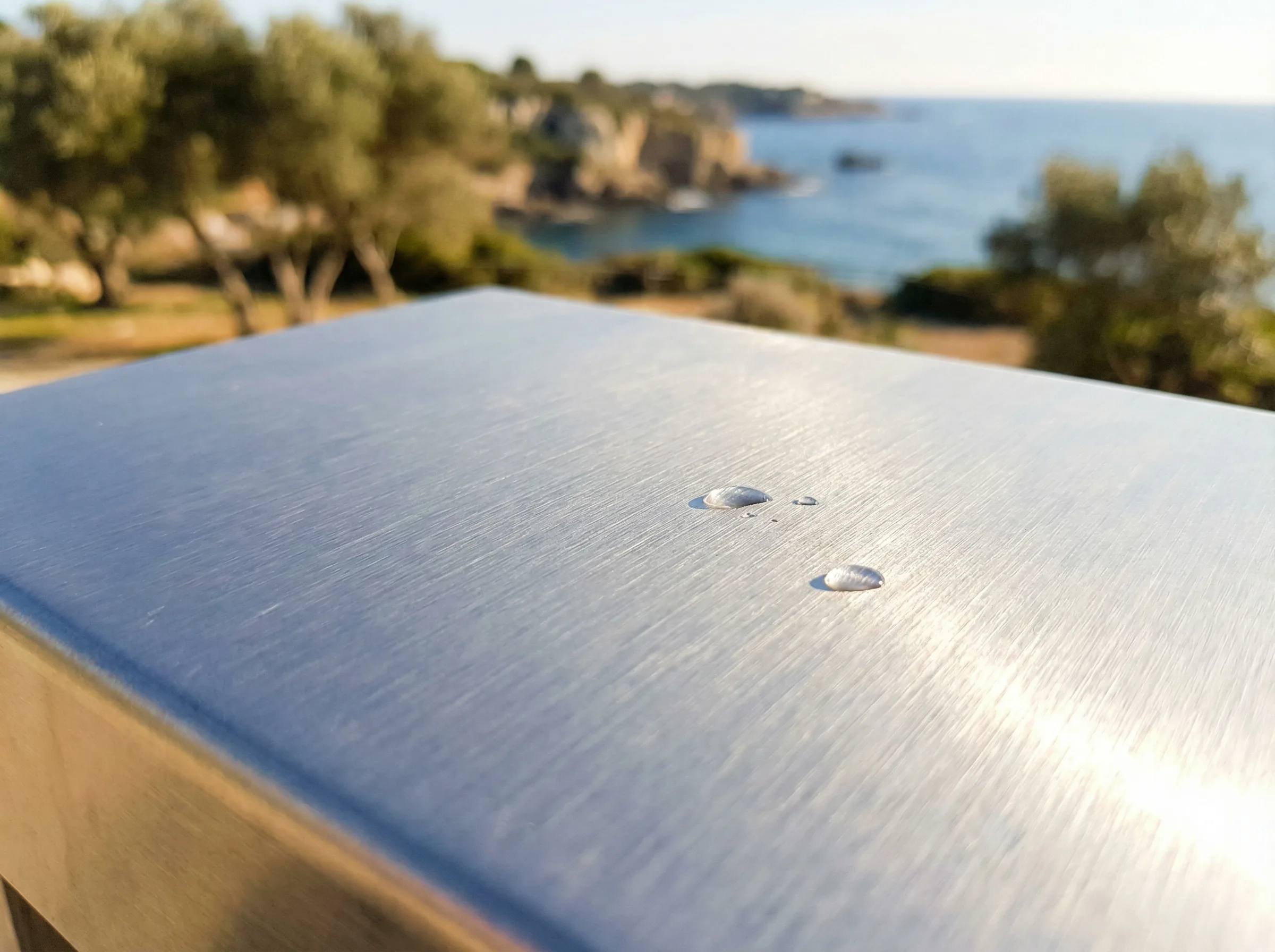 Finition inox 316L marine grade sous soleil mediterraneen