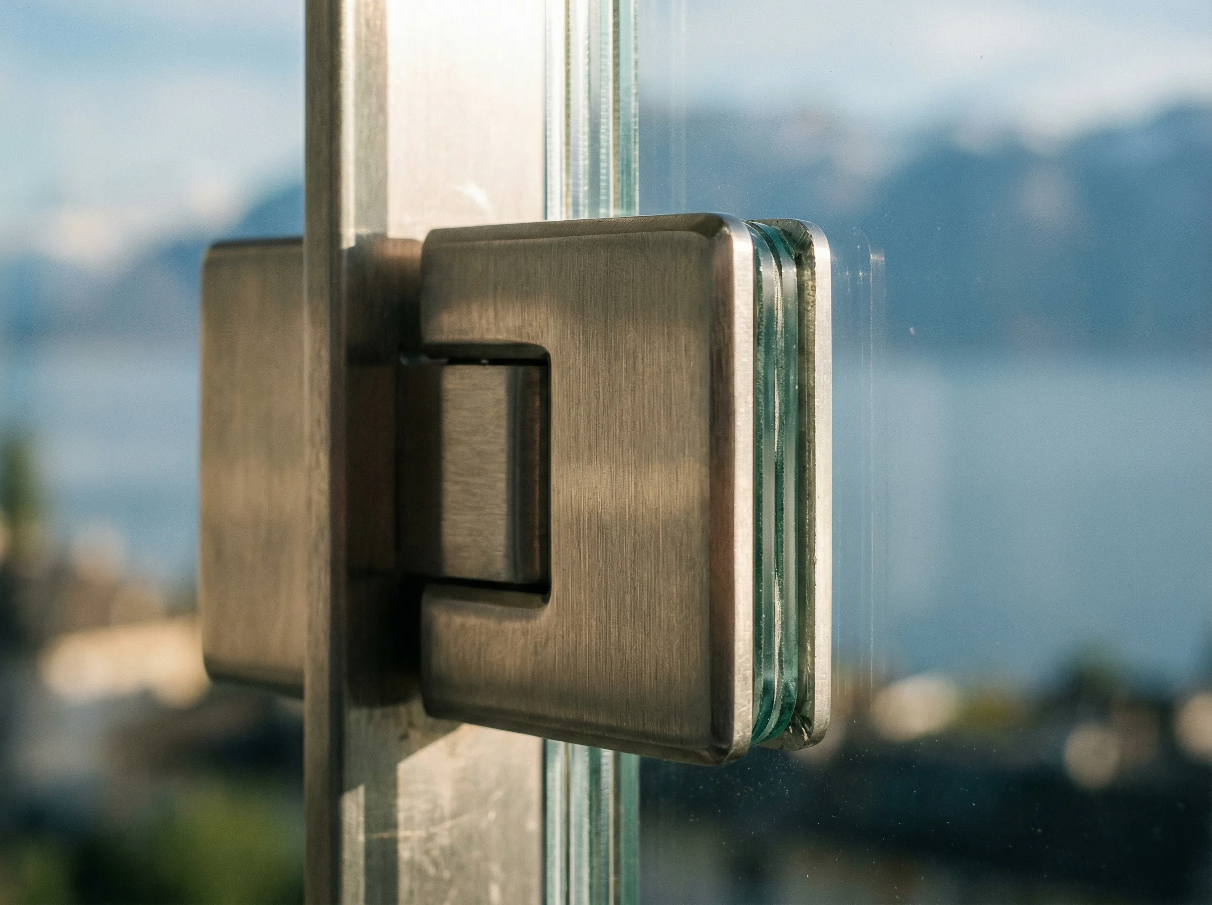 Detail pince a verre inox sur panneau verre feuillete
