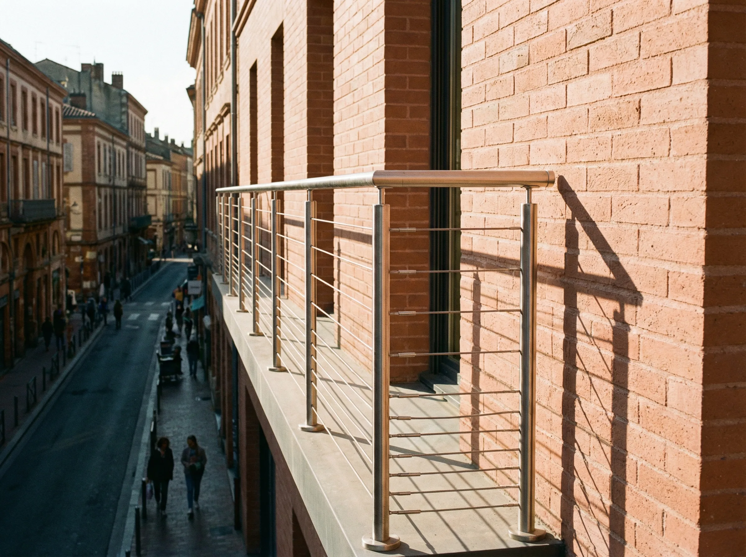 Garde-corps cables inox sur balcon brique rose toulousaine